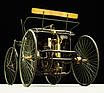 Daimler Stahlradwagen: Das Fahrzeug mit dem ersten V2-Motor der Welt wird im Jahr 1889 auf der Pariser Weltaustellung erstmals der Öffentlichkeit vorgestellt.