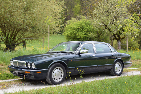Daimler V8 4,0 (1999) als Lot 26A an der Versteigerung der Oldtimer Galerie Toffen am 29. April 2017