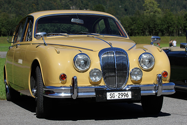 Daimler V8 am British Car Meeting 2011 in Mollis - eigentlich steht ihm die Farbe ganz gut, aber wer würde heute noch einen gelben Daimler bestellen?