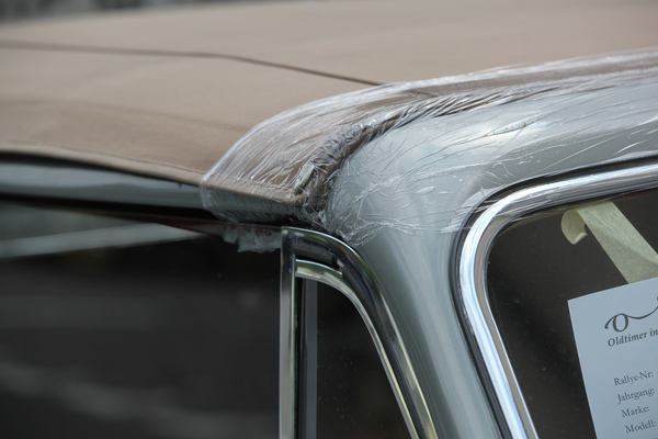 Damit's nicht reinregnet, wurde bei diesem Jaguar vorgesorgt - Oldtimer in Obwalden O-iO 2016