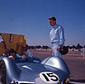 Bild: Dan Gurney schaut sich beim 200-km-Rennen von Riverside im Jahr 1965 den Bob Montana McKee-Plymouth Mk. V an, während er selber später im McLaren Elva-Ford Mk. I ausscheidet