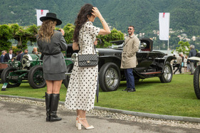 Danebenstehen und fotografieren lassen: Bewundert werden ist eben schöner als bewundern – Concorso d'Eleganza Villa d'Este 2024