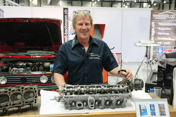 Daniel Bachmann mit einem Zylinderkopf eines Fünfzylinder-Audi-Motors - Swiss Classic World Luzern 2021