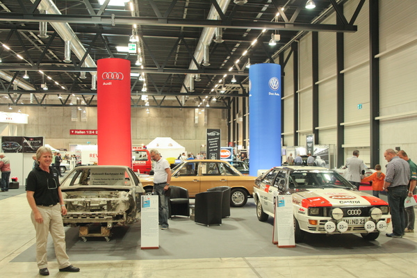 Daniel Bachmann vor seinem Stand mit zwei Audi quattro und einem VW K70 - Swiss Classic World 2015