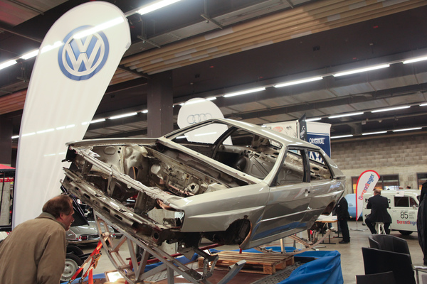 Daniel Bachmann zeigt einen unvollständigen Audi Quattro - Oldtimermesse St. Gallen 2015