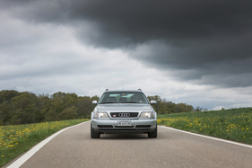 Dank quattro bringt er seine 290 PS bestens auf die Strasse – Audi S6 quattro (1996) Dank quattro bringt er seine 290 PS bestens auf die Strasse – Audi S6 quattro (1996)