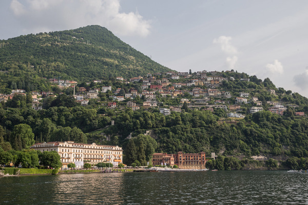 Dann erstrahlt plötzlich die Villa am Comersee in der Morgensonne.