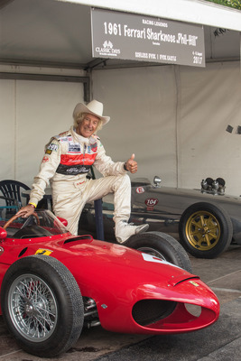 Dann kamen die diesjährigen Stars zusammen! Ein Hoch auf Italien! Arturo Merzario und die "Sharknose" von Ferrari.