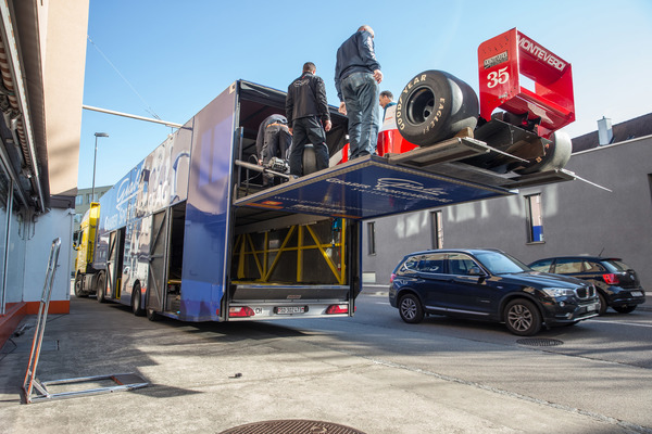 Dann wurde Fahrzeug für Fahrzeug in die Hänger verladen.