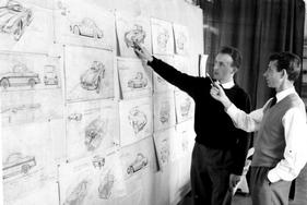 Dany Brawand und Giovanni Michelotti beim Besprechen von Entwürfen