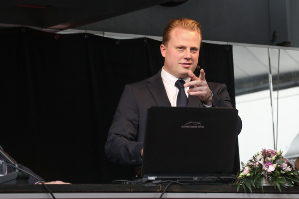 Darf ich ein wenig helfen? Der Auktionator Serge Stotzer schafft es, die Bieter an der STange zu halten - Versteigerung der Oldtimer Galerie Toffen am 22. März 2025