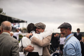 Dario Franchitti und Jimmie Johnson, die Sieger der Stirling Moss Memorial Trophy - Goodwood Revival 2024 Dario Franchitti und Jimmie Johnson, die Sieger der Stirling Moss Memorial Trophy - Goodwood Revival 2024