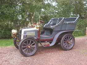 Darracq 12 HP Twin-cylinder Swing–seat Tonneau (1903) - als Lot 211 an der Bonhams London-Brighton Run Versteigerung am 4. November 2016