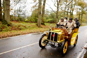 Darracq Tonneau (1902) - am Bonhams London to Brighton Veteran Car Run 2014 Darracq Tonneau (1902) - am Bonhams London to Brighton Veteran Car Run 2014