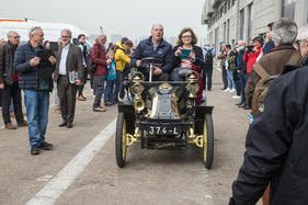 Bild Darracq Typ C (1901) - unterwegs mit Messebesuchern - Rétromobile Paris 2022