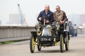 Darracq Type C (1901) - unterwegsmit Messebesuchern - Rétromobile Paris 2022