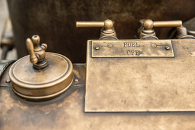 Darracq V8 (1905) - Benzinhahn - Rétromobile Paris 2016