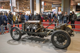 Bild Darracq V8 (1905) - wozu braucht man auch eine Karosserie - Rétromobile Paris 2016