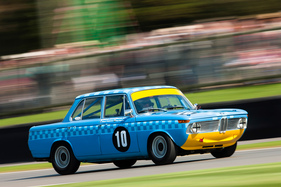 Darren Turner im BMW 1800 TiSA (1965) - St. Mary's Trophy - Goodwood Revival 2015