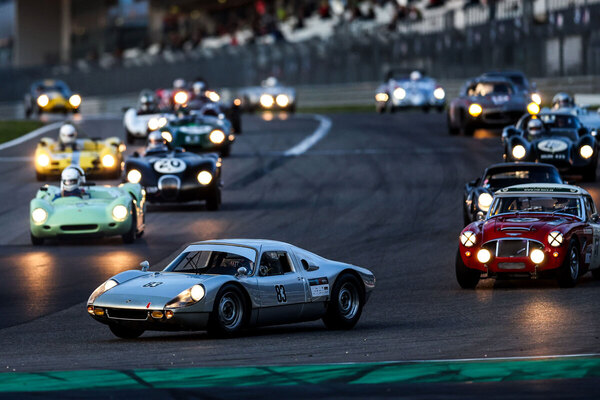 Bild Das Abendrennen der Zweisitzigen Sportwagen und GT bis 1971 bildet einen Höhepunkt des Wochenendes. Hier treten viele echte Raritäten und Motorsport-Ikonen an, die sonst allenfalls in privaten Sammlungen und Museen zu sehen sind