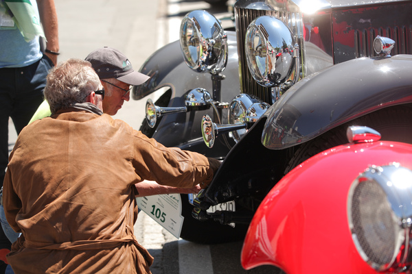 Das Anbringen der Rallye-Schilder ist nicht immer so einfach - British Classic Car Meeting St. Moritz 2015