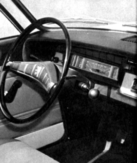 Das Armaturenbrett des Peugeot 304 mit Zeituhr, aber ohne Zigarrettenanzünder. Die Luftdusche sitzt in der Mitte.