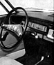 Das Armaturenbrett des Peugeot 304 mit Zeituhr, aber ohne Zigarrettenanzünder. Die Luftdusche sitzt in der Mitte.