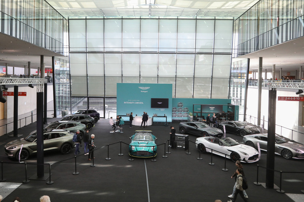 Bild Das Atrium wurde einer Aston-Martin-Neuwagenausstellung zur Verfügung gestellt - 24. Retro Classics Stuttgart 2025