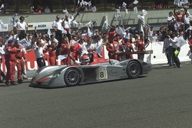 Das Audi Sport Team Joest bei den 24h von Le Mans im Jahr 2000 mit dem Audi R8 und dem Rennfahrer Emanuele Pirro – 40 Jahre Audi Sport GmbH