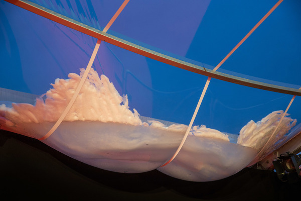 Das Auktionszelt RM droht unter der Last des Schnees zusammenzubrechen, …