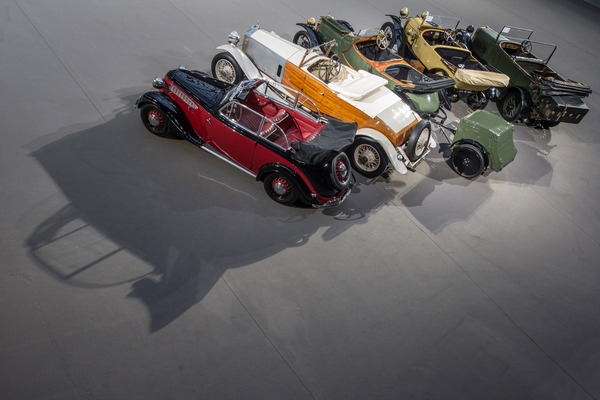 Das BMW 320 Cabriolet macht sich gut in dieser Reihe - Bonhams Paris 2016