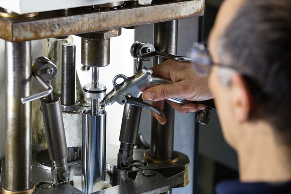 Das Befüllen der Bilstein-Stossdämpfer