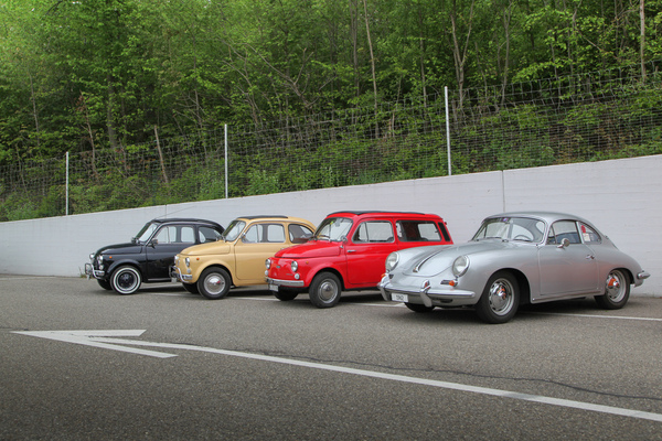 Bild: Das Bild passt besser, als man auf den ersten Blick vielleicht denkt - die drei Fiat 500 bilden zusammen (fast) die deutsche Flagge, und von Deutschland kam der Porsche 356 von 1962 schliesslich - Oldtimertreffen 50 Jahre Autobahnraststätte Würenlos 2022