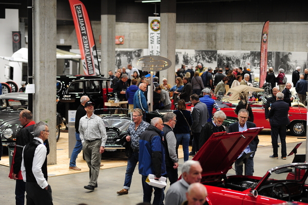 Bild: Das Bild täuscht: Es waren erfreulich viele Familien mit Kindern anwesend – Oldtimermesse St. Gallen 2023