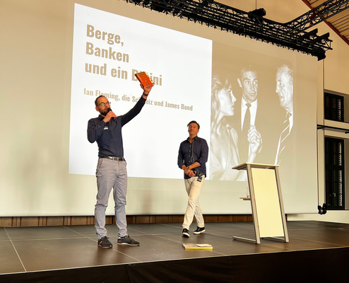 Das Buch über die Hintergründe, vorgezeigt von Simon Bundi - Oldtimer-/Youngtimer Saisoneröffnungs-Brunch bei Emil Frey Classics am 1. Mai 2022