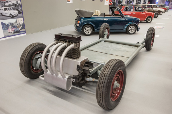 Das Chassis von Charles Dechaux aus dem Jahr 1947 diente als Inspiration für Alec Issigonis bei der Entwicklung des Minis - Rétromobile Paris 2019