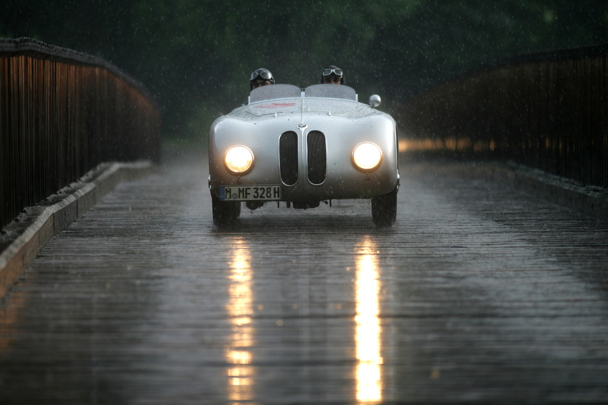 Das Cockpit des BMW von Ex-Motorsportchef Mario Theissen wurde noch kurz vor dieser Brücke mit Graupeln gefüllt. An eine Weiterfahrt war unter diesen Umständen nicht zu denken, da die Hagelkörner das Gesicht des Fahrers zerschossen hätten. Beim Stopp auf offener Strasse füllten die Eiskörner das Wageninnere