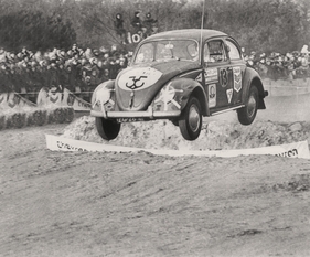 Das "Crazy Race" wurde mit identischen VW Käfern veranstaltet