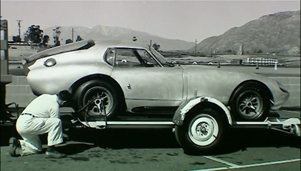 Das Daytona Coupe wird für erste Tests verladen - Standbild aus dem Film The Snake and the Stallion