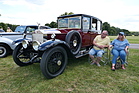 Das Ehepaar Moss aus Ramsgate mit ihrem 20 HP Park Ward Saloon von 1923, der die seltene Kühlerfigur "Whisper" trägt. Zum Concours wird diese jedoch ausgetauscht, denn sie gehört original nicht zu diesem Wagen