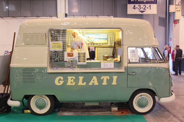 Das Eis gab es im klassischen VW-Bus Typ 1 - Auto e Moto d'Epoca 2014