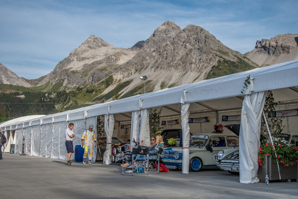 Bild: Das Fahrerlager am Abend - Arosa ClassicCar Bergrennen 2016