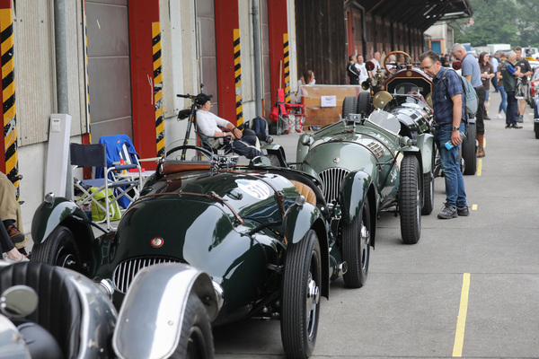 Das Fahrerlager mit Rennsportwagen der Vergangenheit - Oldtimer GP Brugger Schachen 2024