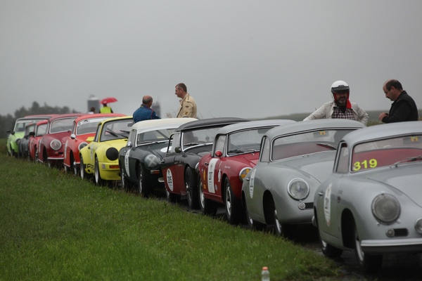 Das Fahrerlager oben auf dem "Berg" - an der Bergprüfung für historische Sport- und Rennwagen in Altbüron 2015
