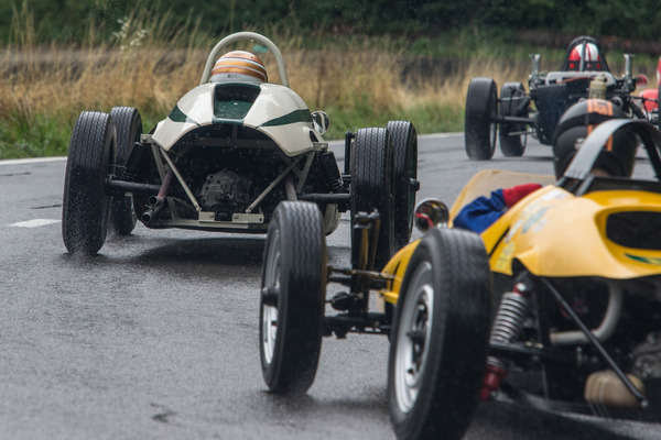 Das Feld der Formel V - Porsche Werksfahrer Neel Jani hetzt Marc Surer.