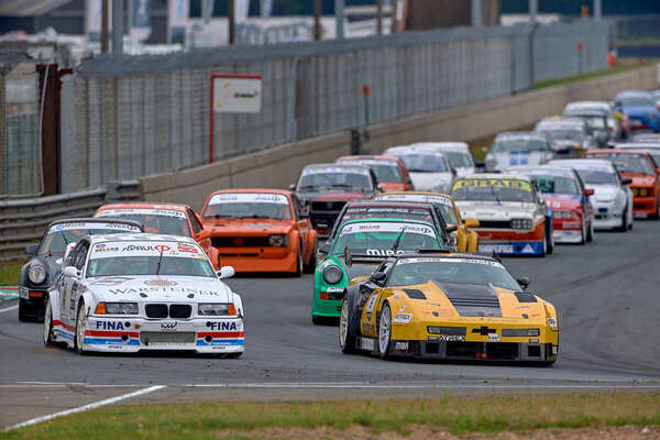 Das Feld des "Belcar Historic Cup" ist schnell und hitzig: Chevrolet Corvette ZR-1, BMW M3, Porsche 911... – Historic Grand Prix Zolder 2024