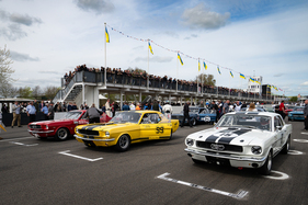 Das Feld des "Ken Miles Cup" für Ford-Mustang-Coupés von 1965 kurz vor dem Start – Goodwood Members' Meeting 2024