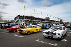 Das Feld des "Ken Miles Cup" für Ford-Mustang-Coupés von 1965 kurz vor dem Start – Goodwood Members' Meeting 2024
