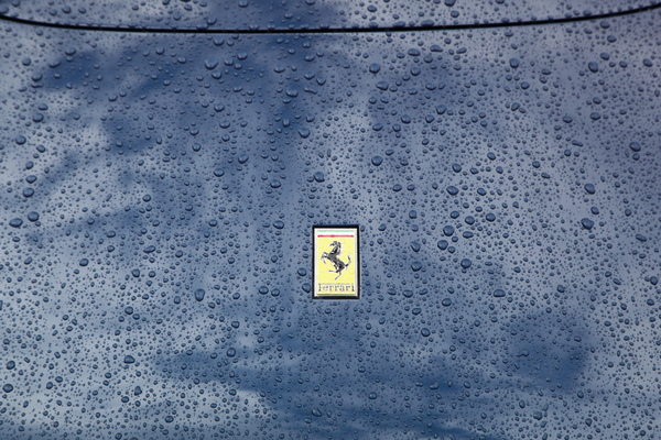 Das Ferrari-Zeichen auf dem Bug des Ferrari 275 GTB - Dolder Classics Mai 2017