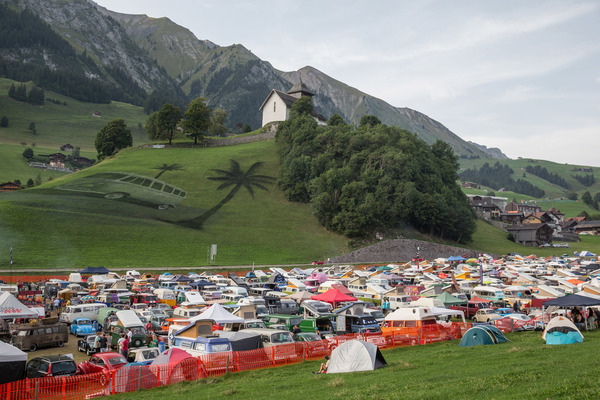 Das Gebiet ist gross, der Bulli überall sichtbar - Treffen der luftgekühlten Volkswagen in Château-d'Oex 2017
